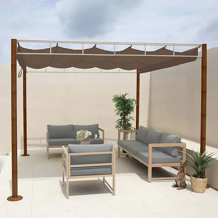 Berlinlodge Raffpavillon 7cm-Metall-Gestell Bambus-Optik - B x T: 300 x 300 cm, Farbe Dach: Taupe-Braun - Eine Outdoor-Pergola mit dunklen Holzpfosten, hellem Metallrahmen und braunem ausziehbarem Dach über grauen Terrassenmöbeln.