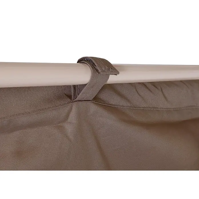 Berlinlodge Raffpavillon 7cm-Metall-Gestell Bambus-Optik - B x T: 300 x 300 cm, Farbe Dach: Taupe-Braun - Brauner Stoffvorhang mit Klettverschluss-Schlaufe hängt an heller Stange.