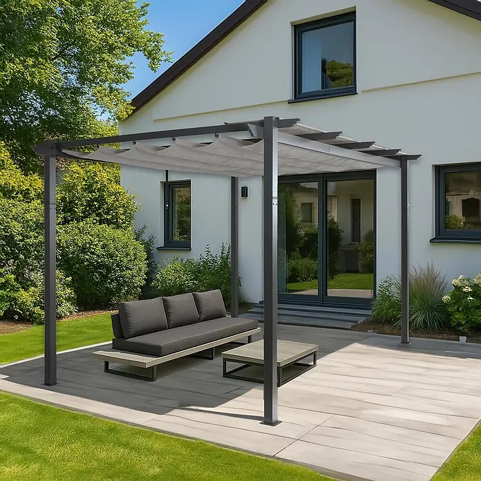 Berlinlodge Raffpavillon 4x3m mit Schiebedach - B x T: 400 x 300 cm, Farbe Dach: Grau - Dunkelgraue Pergola mit hellgrauem, ausziehbarem Dach, beschattet eine Outdoor-Sitzgruppe auf einer Terrasse am Haus.