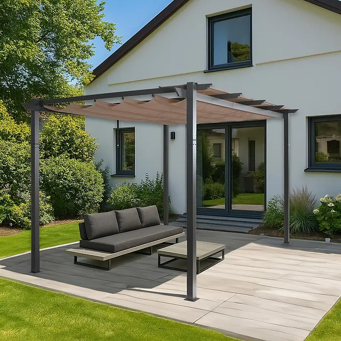 Berlinlodge Raffpavillon 4x3m mit Schiebedach - B x T: 400 x 300 cm, Farbe Dach: Taupe - Dunkelgraue Pergola mit beigefarbenem, ausziehbarem Dach auf einer Terrasse am Haus, beschattet eine moderne Outdoor-Sitzgruppe.