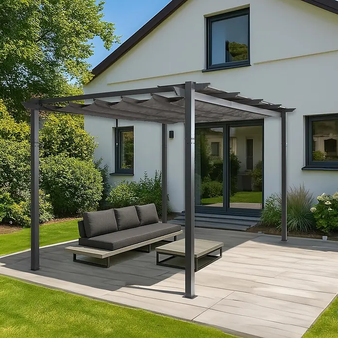 Berlinlodge Raffpavillon 4x3m mit Schiebedach - B x T: 400 x 300 cm, Farbe Dach: Anthrazit - Dunkelgraue Pergola mit ausziehbarem Stoffdach beschattet ein Outdoor-Sofa und einen Couchtisch auf einer Terrasse.