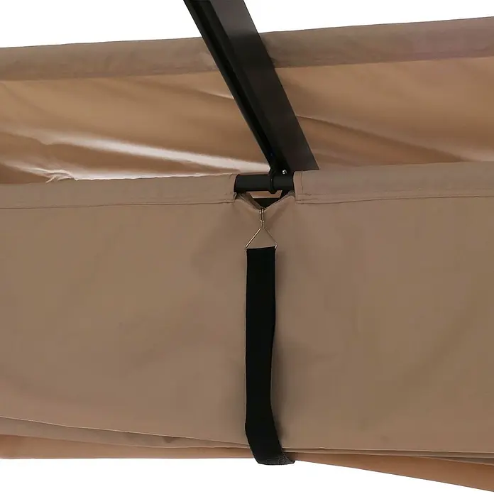 Berlinlodge Raffpavillon 4x3m mit Schiebedach - B x T: 400 x 300 cm, Farbe Dach: Creme-Beige - Beigefarbener Vordachstoff mit schwarzem Riemen und silbernem Haken an dunklem Rahmen befestigt.