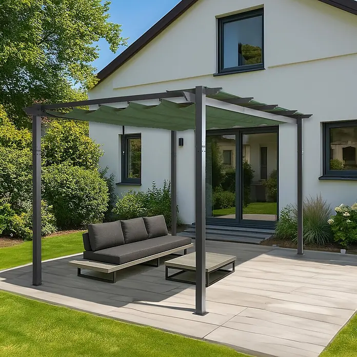 Berlinlodge Raffpavillon 4x3m mit Schiebedach - B x T: 400 x 300 cm, Farbe Dach: Grün - Graue Metallpergola mit ausziehbarem grünem Vordach über einer Terrasse mit Outdoor-Sofa und Couchtisch neben einem Haus.