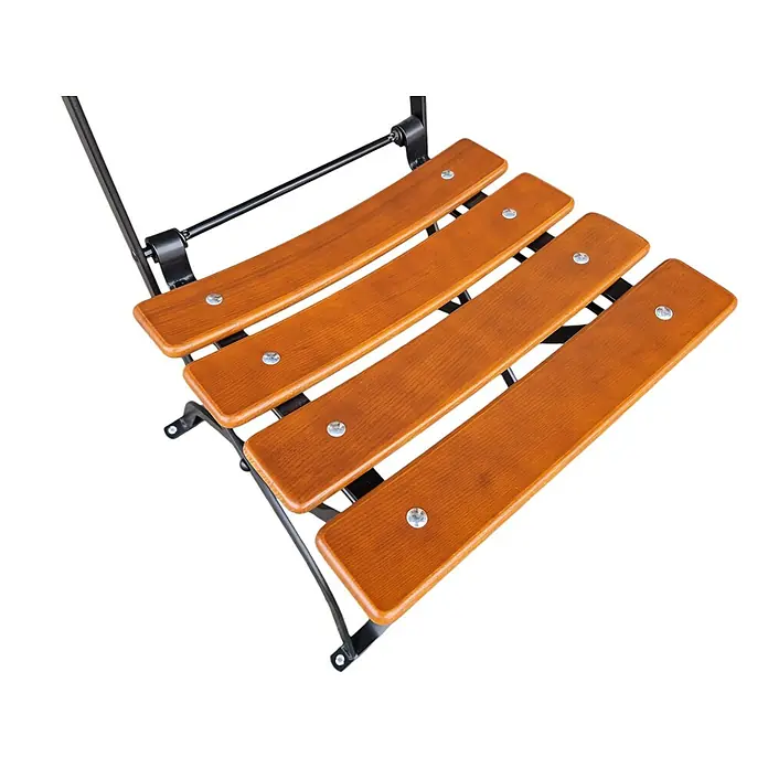 CHEFGASTRO Biergartenstuhl BERGWIESE Made in Germany 1-Sitzer HxBxT 89x40x35cm wetterfest & UV-beständig Eschenholz Schwarz/Braun -  - Nahaufnahme einer Stuhlsitzfläche mit vier gebogenen braunen Holzlatten und schwarzem Metallrahmen.