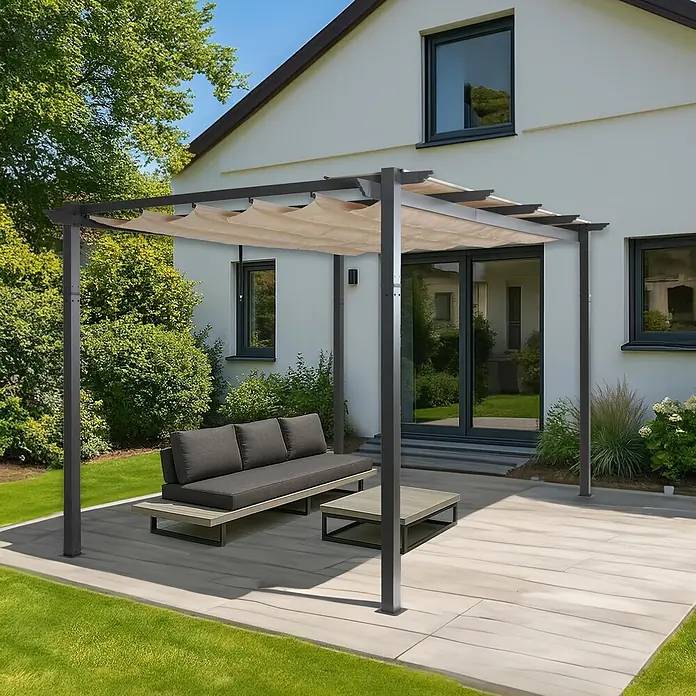 Berlinlodge Raffpavillon 4x3m mit Schiebedach - B x T: 400 x 300 cm, Farbe Dach: Creme-Beige - Dunkelgraue Pergola mit ausziehbarem beigem Dach, beschattet eine Lounge-Ecke auf der Terrasse am Haus.
