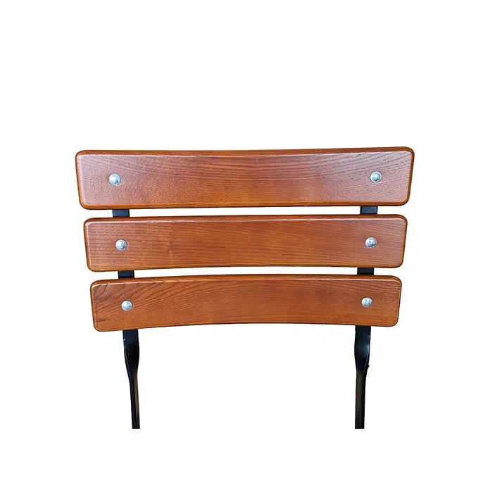 CHEFGASTRO Biergartenstuhl BERGWIESE Made in Germany 1-Sitzer HxBxT 89x40x42cm wetterfest & UV-beständig Eschenholz Schwarz/Braun -  - Nahaufnahme einer Stuhllehne mit drei gebogenen, rotbraunen Holzlatten, die mit Metallnieten an schwarzen Metallstützen befestigt sind.