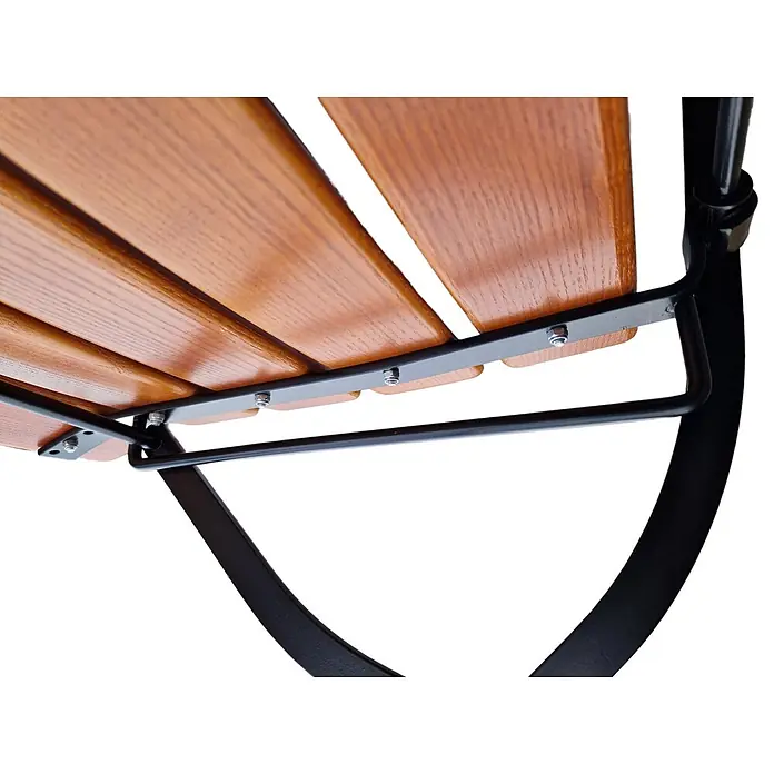 CHEFGASTRO Biergartenstuhl BERGWIESE Made in Germany 1-Sitzer HxBxT 89x40x42cm wetterfest & UV-beständig Eschenholz Schwarz/Braun -  - Unterseite eines Sitzes mit Holzlatten, hellbraunen Brettern und schwarzem Metallrahmen, mit Schrauben befestigt.