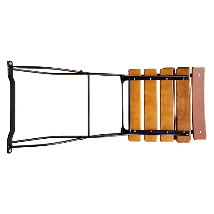 CHEFGASTRO Biergartenstuhl BERGWIESE Made in Germany 1-Sitzer HxBxT 89x40x35cm wetterfest & UV-beständig Eschenholz Schwarz/Braun -  - Rückenlehne eines Klappstuhls aus Holzlatten mit schwarzem Metallrahmen.