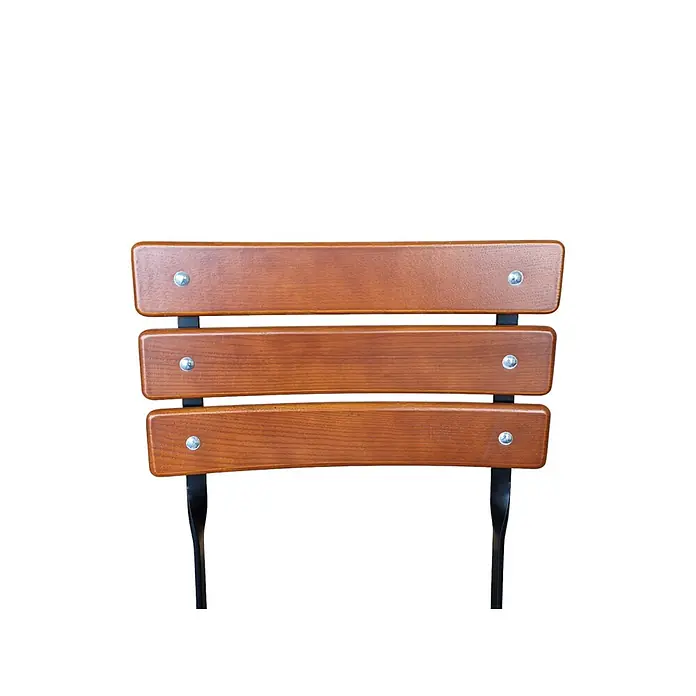 CHEFGASTRO Biergartenstuhl BERGWIESE Made in Germany 1-Sitzer HxBxT 89x40x35cm wetterfest & UV-beständig Eschenholz Schwarz/Braun -  - Rückenlehne aus braunem Holz mit drei Latten und silbernen Nieten auf schwarzem Metallrahmen.