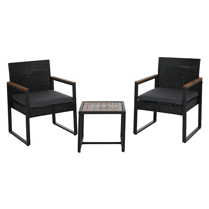 Poly-Rattan Garnitur | Lounge-Set Garten 2x Stuhl Tisch | Akazie Holz Stoff 180g/m2 | Schwarz | Polster Grau -  - Schwarze Rattan-Gartensitzgruppe mit zwei Stühlen, grauen Kissen, Holzarmlehnen und einem quadratischen Tisch mit Holzplatte.