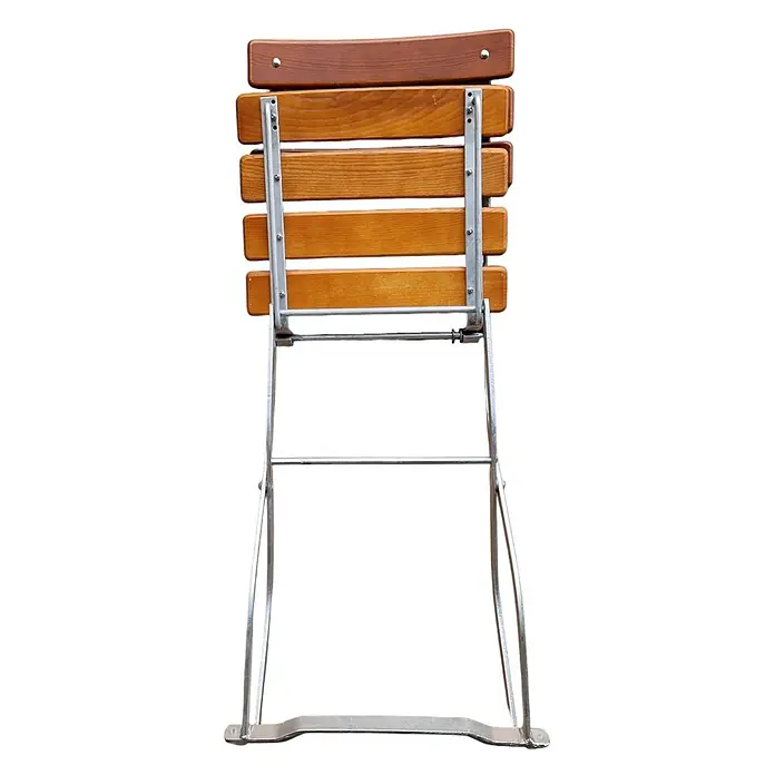 CHEFGASTRO Biergartenstuhl BERGWIESE Made in Germany 1-Sitzer HxBxT 89x40x35cm wetterfest & UV-beständig Eschenholz Silber/Braun -  - Rückenansicht eines Holz-Klappstuhls mit Metallgestell.