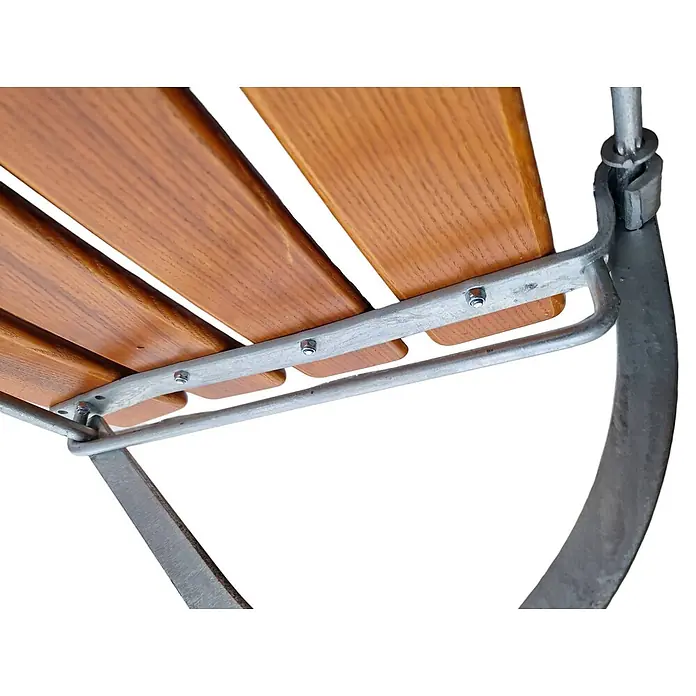 CHEFGASTRO Biergartenstuhl BERGWIESE Made in Germany 1-Sitzer HxBxT 89x35x40cm wetterfest & UV-beständig Eschenholz Silber/Braun -  - Unterseite einer Bank mit Holzlatten, die an einem grauen Metallrahmen verschraubt sind.