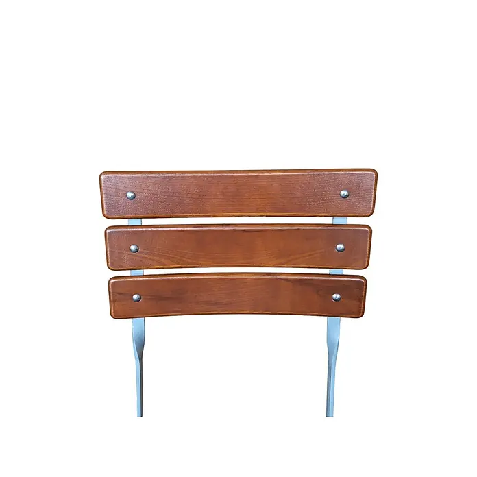 CHEFGASTRO Biergartenstuhl BERGWIESE Made in Germany 1-Sitzer HxBxT 89x40x35cm wetterfest & UV-beständig Eschenholz Silber/Braun -  - Braune Stuhllehne mit drei Holzlatten und silbernen Metallstützen.