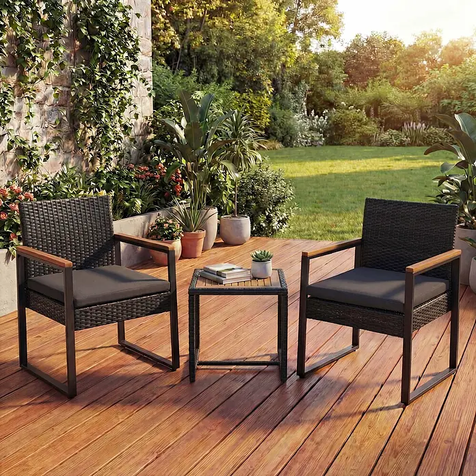 Mendler Loungemöbel-Set HWC-P74 - 3 -tlg., Polyrattan, Schwarz, Polster grau, Schwarz, grau - Eine Outdoor-Loungeset mit zwei schwarzen Korbstühlen, schwarzen Kissen und Holzdetails, flankiert von einem passenden Beistelltisch auf einer Holzterrasse.