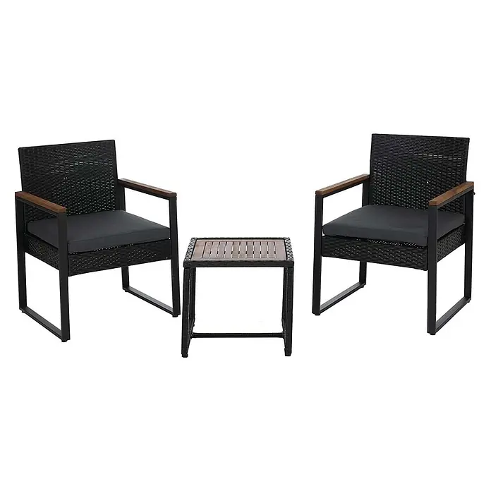 Poly-Rattan Garnitur | Lounge-Set Garten 2x Stuhl Tisch | Akazie Holz Stoff 180g/m2 | Schwarz | Polster Grau -  - Schwarzes Rattan-Gartenmöbelset mit zwei Stühlen, dunkelgrauen Kissen, Holzarmlehnen und passendem Beistelltisch mit Lattenplatte.