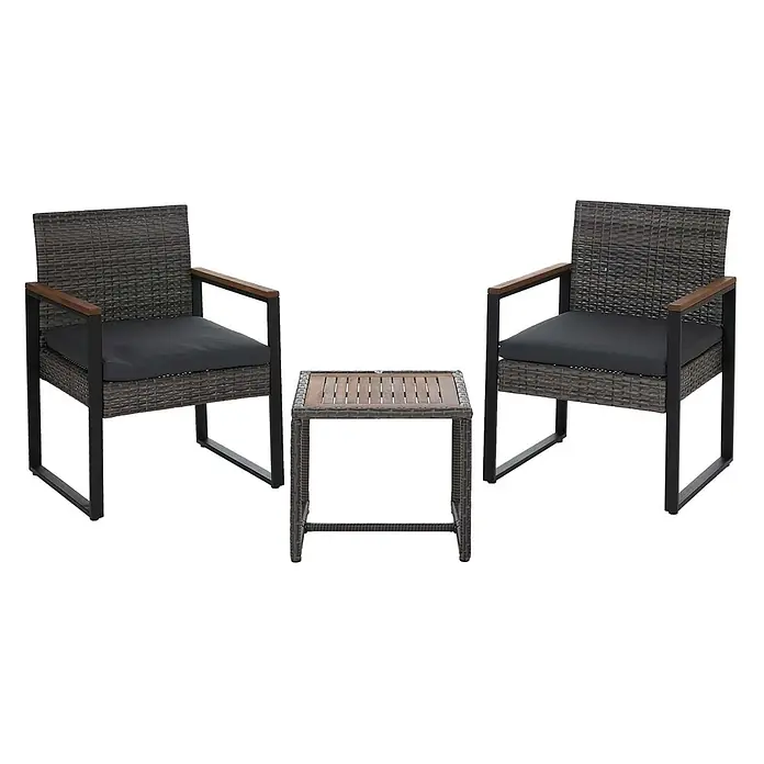 Mendler Loungemöbel-Set HWC-P74 - 3 -tlg., Polyrattan, Grau, Polster grau, Grau - Dunkelgraues Rattan-Sitzgruppe mit schwarzen Metallrahmen, dunklen Kissen und Holzdetails: zwei Stühle und ein Beistelltisch.