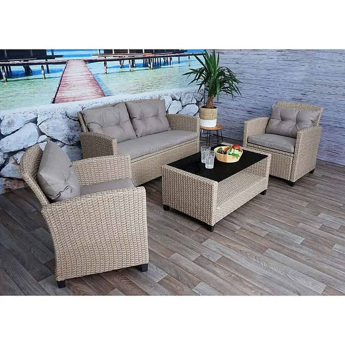 XXL Poly-Rattan Garnitur | Balkon-/Garten-/Lounge-Set Sitzgruppe | Sofa Sessel mit Kissen Spun Poly | Grau-Braun -  - Beiges Rattan-Loungeset mit grauen Kissen: Sofa, zwei Sessel und Couchtisch mit schwarzer Glasplatte auf Holzterrasse.