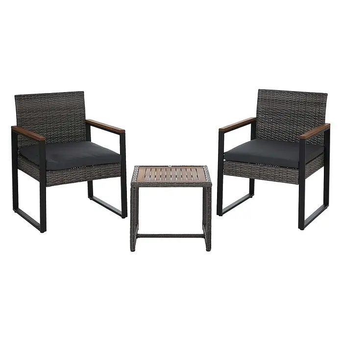 Poly-Rattan Garnitur | Lounge-Set Garten 2x Stuhl Tisch | Akazie Holz Stoff 180g/m2 | Grau | Polster Grau -  - Dreiteiliges Terrassenset aus grauem Rattan mit schwarzen Metallgestellen, Holzdetails und dunkelgrauen Kissen.