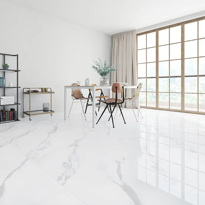 Vinylboden Rigid - Elegant Light, Fliese, 1.220 x 610 x 5 mm - Glänzende, weiße Fliesen in Marmoroptik bedecken den Boden eines modernen Esszimmers mit Stühlen und großem Fenster.