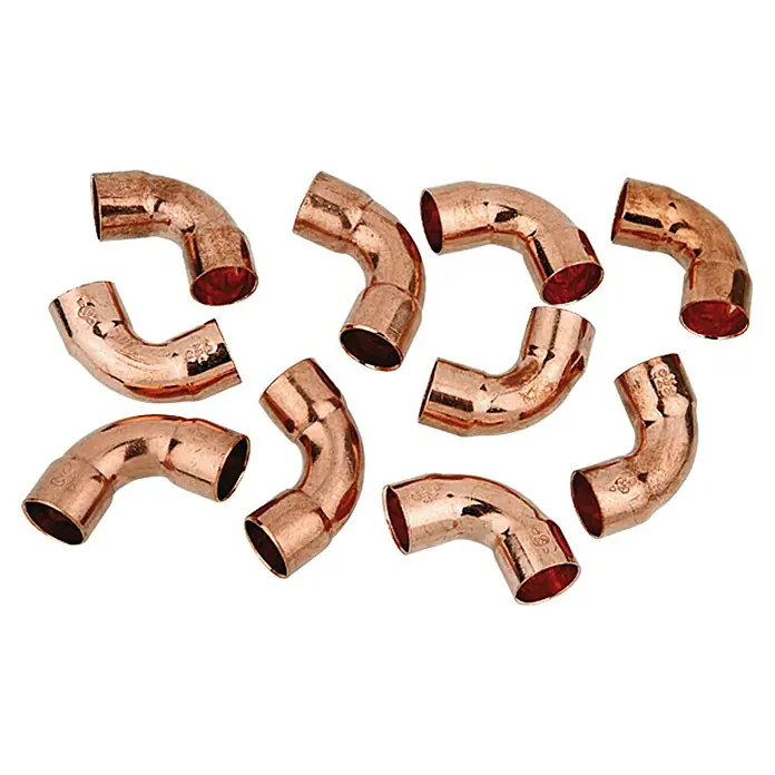 Kupfer-Bogen 5002A - Durchmesser: 15 mm, Winkel: 90 °, 10 Stk. - Nahaufnahme von neun Kupferrohrbögen, die für Sanitärinstallationen verwendet werden und auf einem weißen Hintergrund liegen.