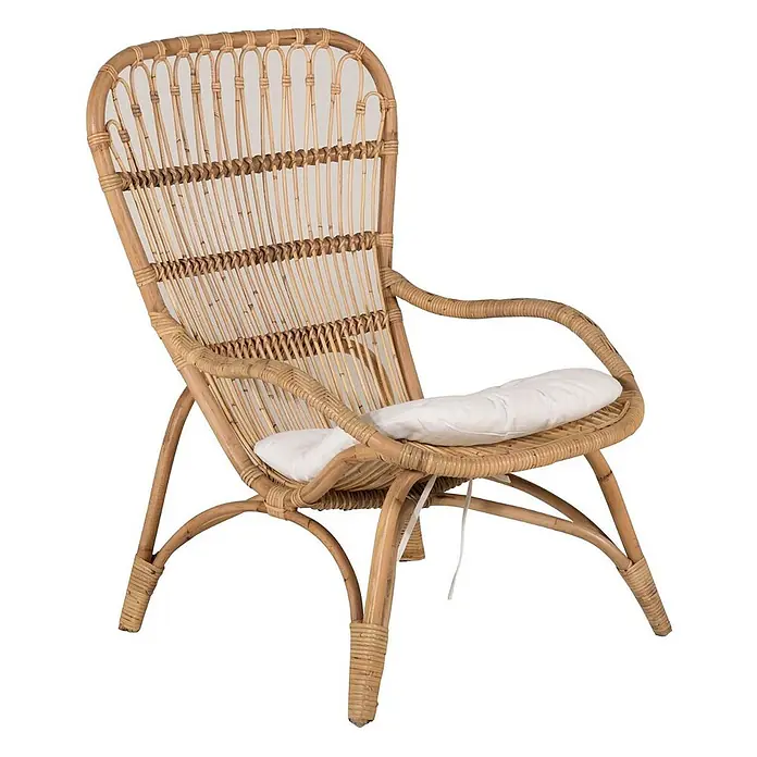 Ebuy24 Gartensessel Ella - 1 Stk., Rattan, 70% Polyester, 30% Baumwolle, B x T x H: 70 x 85 x 98 cm - Sessel aus Naturrattan mit hoher Rückenlehne, geschwungenen Armlehnen und weißen Kissen.