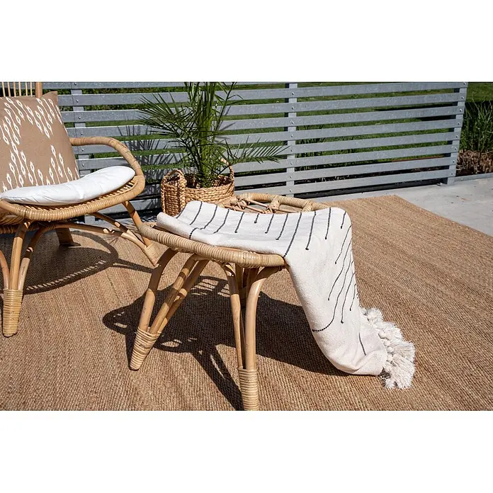 Ebuy24 Gartensessel Ella - 1 Stk., Rattan, 70% Polyester, 30% Baumwolle, B x T x H: 70 x 85 x 98 cm - Naturrohrmöbel-Set mit einem geflochtenen Juterteppich und einer Zierdecke in einem Außenbereich.