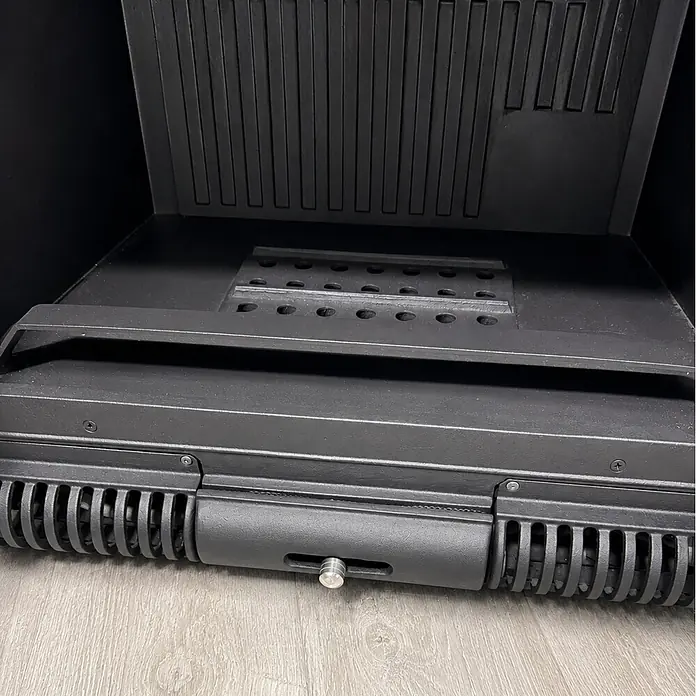 Insert de leña Koni - L x An x Al: 44,5 x 80 x 58,3 cm, 11,6 kW, 295 m³, Negro - Interior de estufa de hierro fundido negro con rejillas, base perforada y pomo de ventilación ajustable.