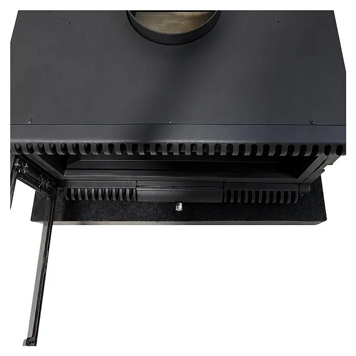 Insert de leña Koni - L x An x Al: 44,5 x 80 x 58,3 cm, 11,6 kW, 295 m³, Negro - Vista superior de un inserto de chimenea metálico negro con su puerta de cristal parcialmente abierta, mostrando componentes internos y un tubo de escape.