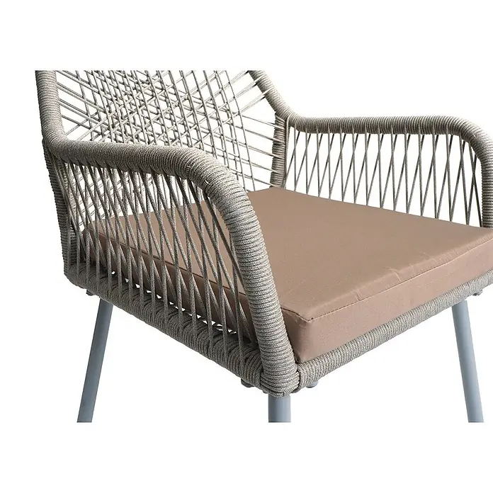 2er-Set Gartenstuhl | HxBxT 81x54x62cm | Sitzhöhe 46cm | Outdoor Sitzpolster Aluminium Seilgeflecht Rope | Grau -  - Nahaufnahme eines modernen Stuhls mit hellgrauem geflochtenem Seilrahmen, hellbraunem Kissen und grauen Beinen.