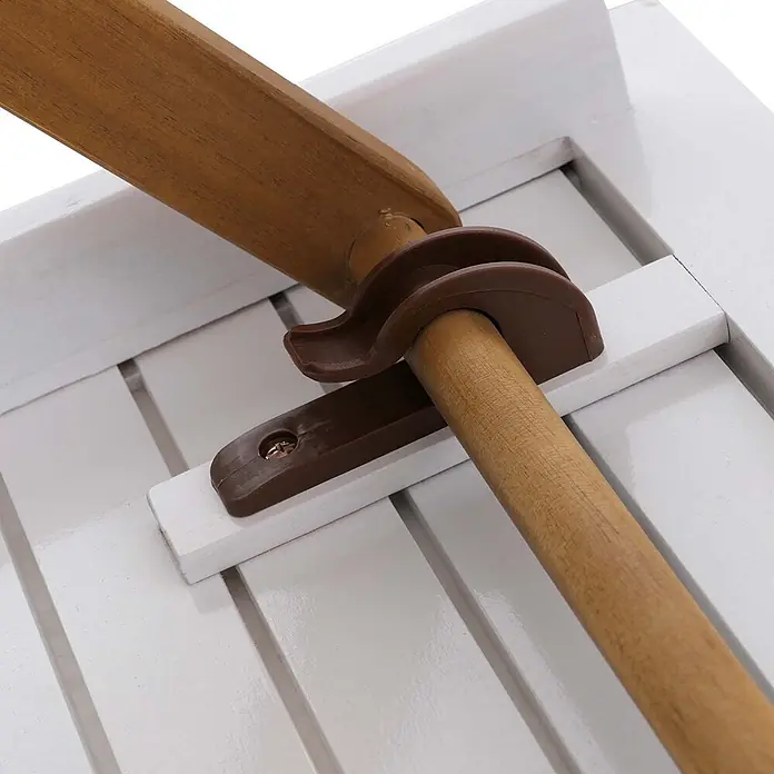 Proregal Balkonmöbel-Set mit 2 Stühlen klappbar - 3 -tlg., Akazienholz, Klappbar, Weiß - Detailansicht einer braunen Kunststoffhalterung, die einen hellen Holzstab an einem flachen Holzstück befestigt, Teil weißer Lattenmöbel.