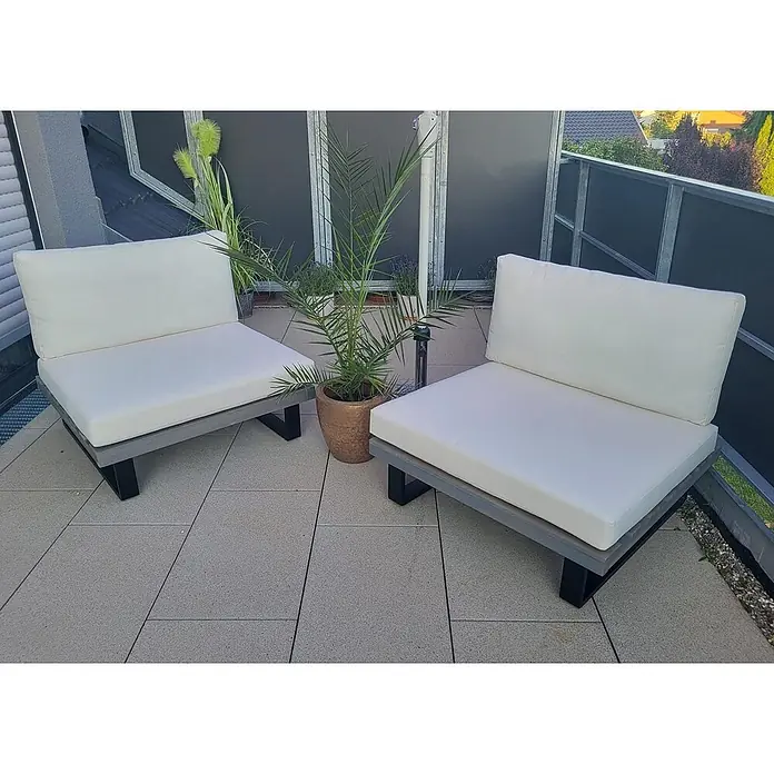 Lounge-Sessel Garten-Sessel | Spun Poly Akazie Holz FSC®-zertifiziert Aluminium | Braun | Polster Dunkelgrau -  - Zwei weiße Outdoor-Loungesessel mit grauen Gestellen auf einem Balkon, um eine Topfpflanze angeordnet.