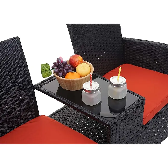Poly-Rattan Sitzbank mit Tisch | Gartenbank Sitzgruppe Gartensofa | 132cm | Schwarz | Kissen Terrakotta -  - Schwarzes Rattan-Gartenmöbelset mit orangefarbenen Kissen und integriertem Glastisch, mit Obst und Getränken.