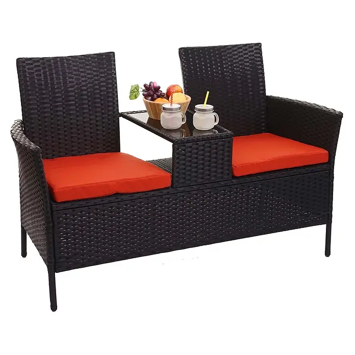 Poly-Rattan Sitzbank mit Tisch | Gartenbank Sitzgruppe Gartensofa | 132cm | Schwarz | Kissen Terrakotta -  - Dunkelbraune Polyrattan Gartenbank für zwei Personen mit orangefarbenen Kissen und integriertem Glastisch.