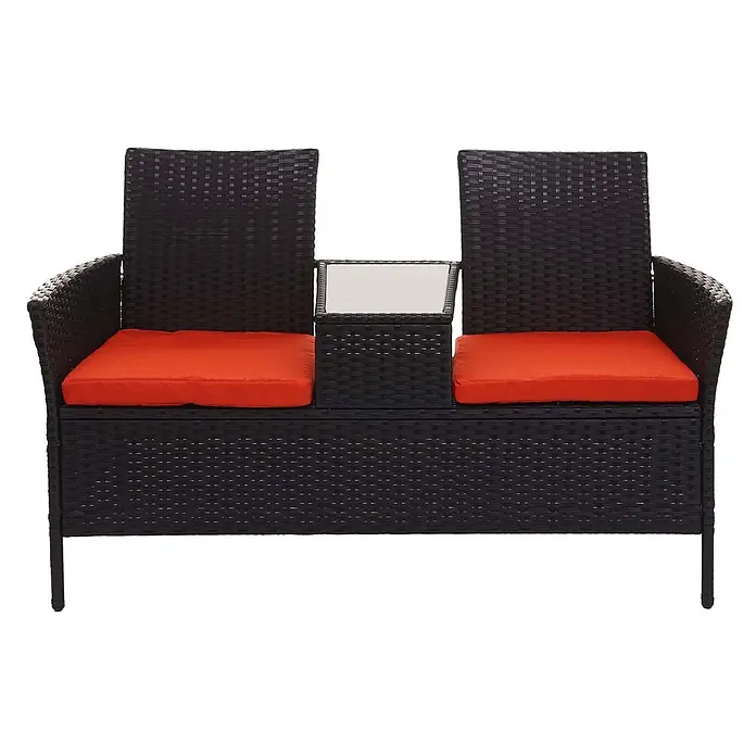 Poly-Rattan Sitzbank mit Tisch | Gartenbank Sitzgruppe Gartensofa | 132cm | Schwarz | Kissen Terrakotta -  - Dunkelbraunes Rattan-Zweisitzer-Gartensofa mit orangefarbenen Kissen und integriertem Glastisch.
