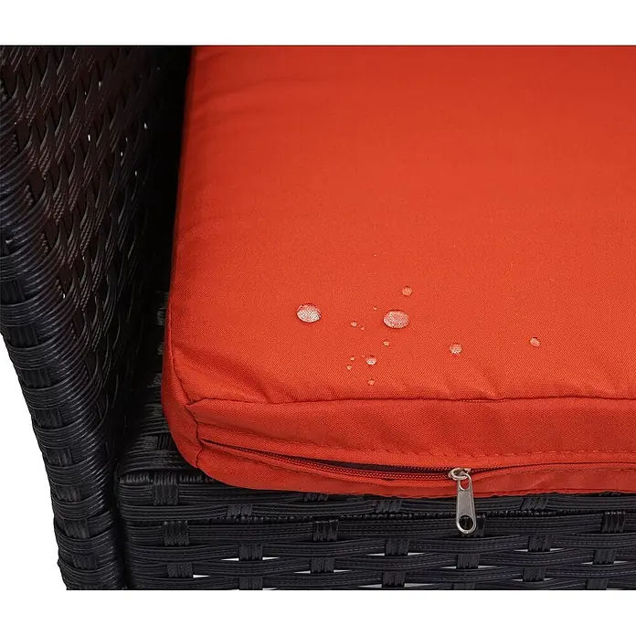 Poly-Rattan Sitzbank mit Tisch | Gartenbank Sitzgruppe Gartensofa | 132cm | Schwarz | Kissen Terrakotta -  - Orangefarbenes Outdoor-Kissen mit wasserabweisendem Stoff und Reißverschluss auf dunklem Rattan-Sessel.