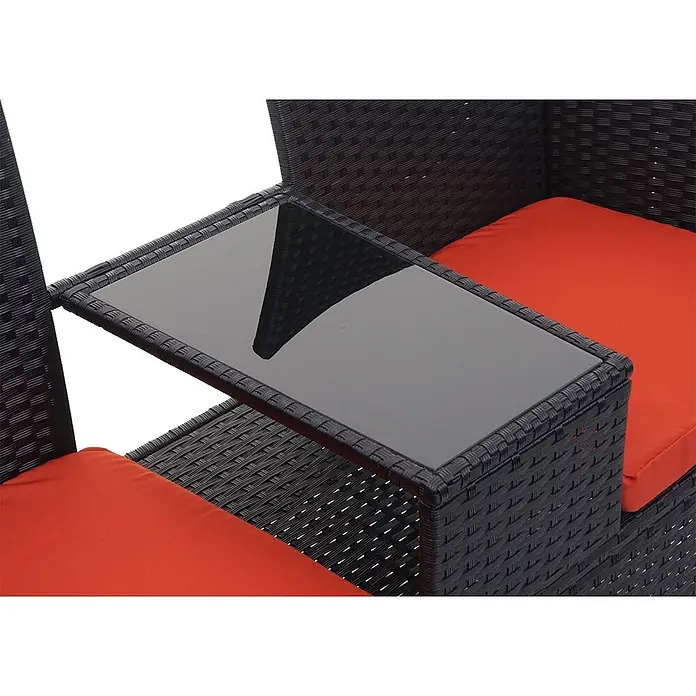Poly-Rattan Sitzbank mit Tisch | Gartenbank Sitzgruppe Gartensofa | 132cm | Schwarz | Kissen Terrakotta -  - Nahaufnahme von schwarzen Rattan-Gartenmöbeln mit orangefarbenen Polstern und integriertem Beistelltisch mit schwarzer Glasplatte zwischen zwei Sitzen.