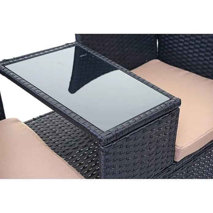 Poly-Rattan Sitzbank mit Tisch | Gartenbank Sitzgruppe Gartensofa | 132cm | Schwarz | Kissen Creme -  - Schwarze Rattan-Gartenmöbel mit beigen Kissen und integriertem Glasplatten-Beistelltisch.