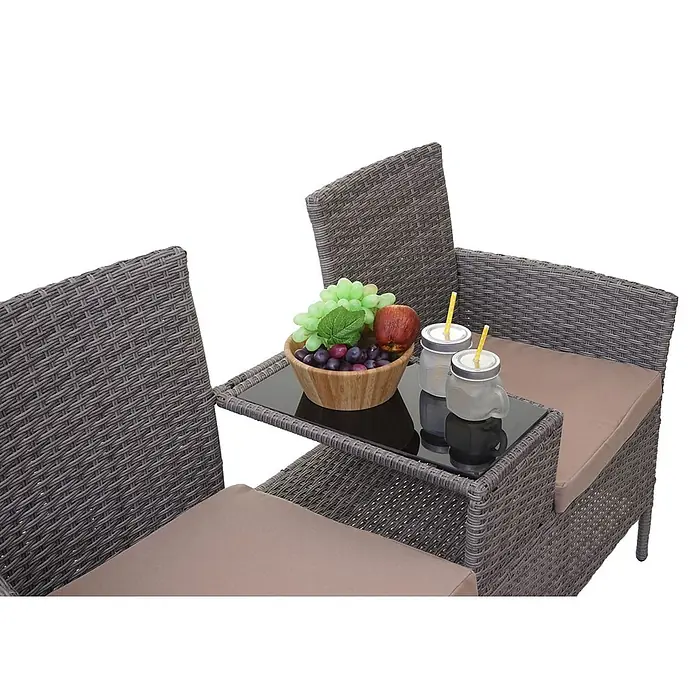 Poly-Rattan Sitzbank mit Tisch | Gartenbank Sitzgruppe Gartensofa | 132cm | Grau | Kissen Creme -  - Zwei-Sitzer braunes Rattan-Gartensofa mit beigen Kissen und integriertem schwarzen Glastisch mit Obst und Getränken.