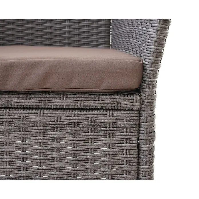 Poly-Rattan Sitzbank mit Tisch | Gartenbank Sitzgruppe Gartensofa | 132cm | Grau | Kissen Creme -  - Nahaufnahme eines grauen geflochtenen Rattan-Stuhls mit braunem Kissen.