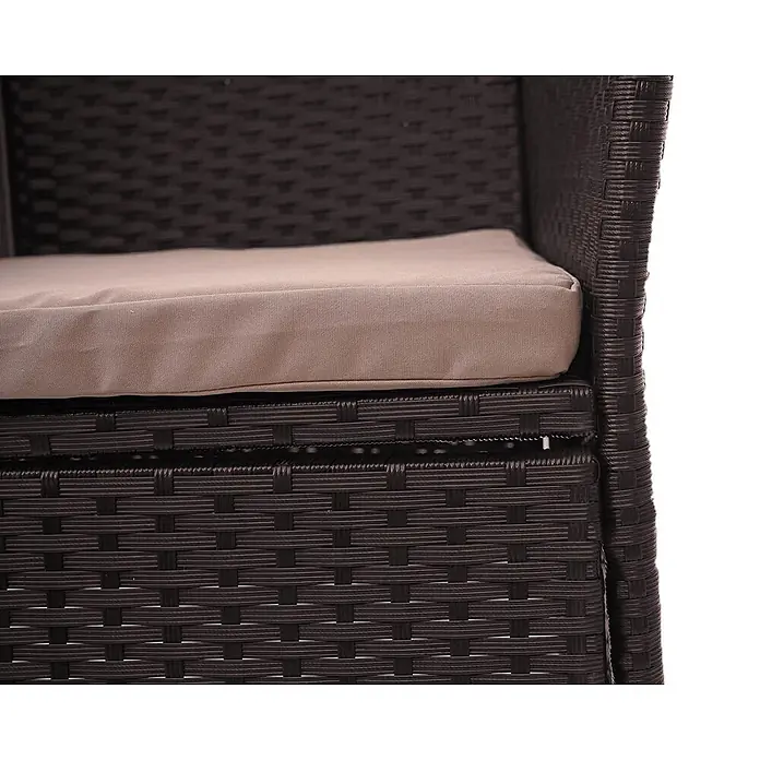 Poly-Rattan Sitzbank mit Tisch | Gartenbank Sitzgruppe Gartensofa | 132cm | Braun | Kissen Creme -  - Dunkelbrauner Polyrattan-Gartenstuhl mit hellbeigem Kissen.
