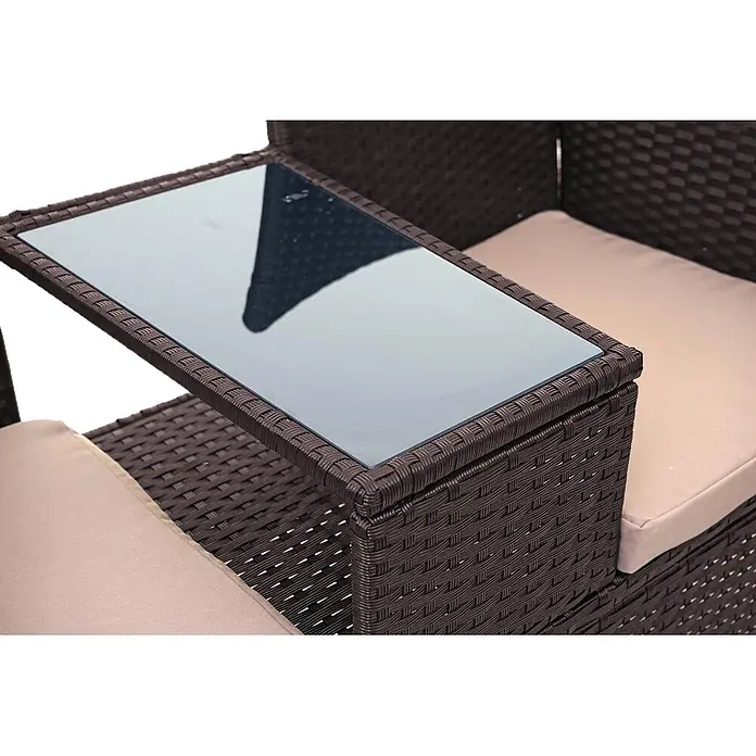 Poly-Rattan Sitzbank mit Tisch | Gartenbank Sitzgruppe Gartensofa | 132cm | Braun | Kissen Creme -  - Dunkelbraune Rattan-Gartensofa-Sektion mit integriertem Glastisch und beigefarbenen Kissen.