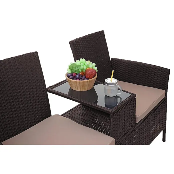 Poly-Rattan Sitzbank mit Tisch | Gartenbank Sitzgruppe Gartensofa | 132cm | Braun | Kissen Creme -  - Braune Rattan-Gartenmöbel mit zwei Sitzen, beigefarbenen Kissen und integriertem Glastisch mit Obst und Getränk.