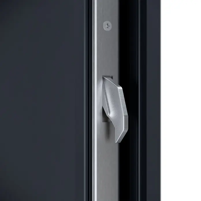 FM Türen Haustür - 110 x 210 cm, DIN Anschlag: Links, Anthrazit, Mit vertikaler Verglasung + Zierapplikationen - Verriegelungsriegel aus gebürstetem Metall eines Türschlossmechanismus, von der Seite gesehen.
