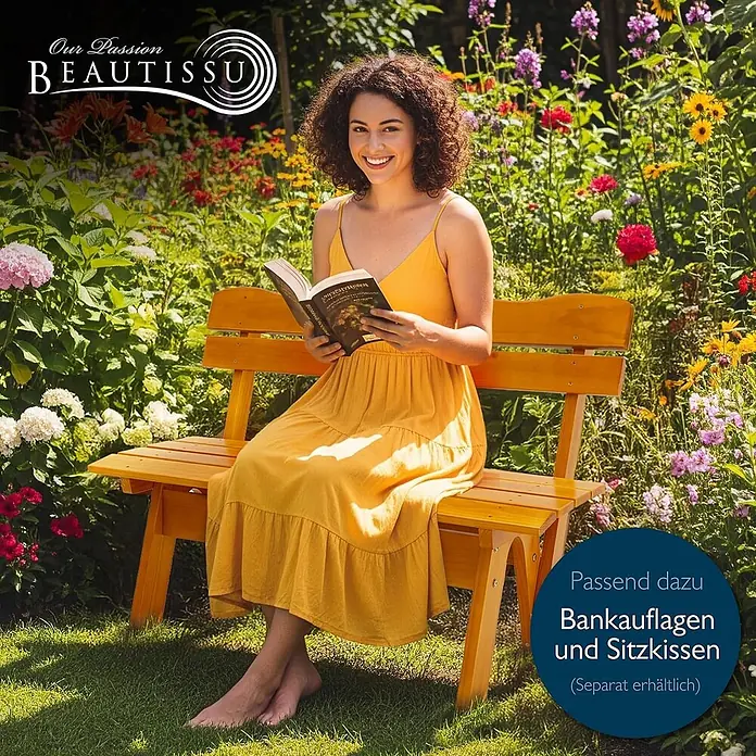 Beautissu Gartenbank - B x T x H: 150 x 42 x 60 cm, Holz, Braun - Hellbraune Holzgartenbank für den Außenbereich, genutzt von einer lesenden Frau im Garten.