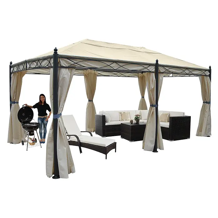Berlinlodge Standard-Pavillon Cadiz - B x T: 300 x 500 cm, Farbe Gestell: Grau, Metall - Beiger Gartenpavillon mit dunklem Metallrahmen, ausgestattet mit dunkler Rattan-Sofa-Gruppe und Liege. Eine Frau steht am Grill.