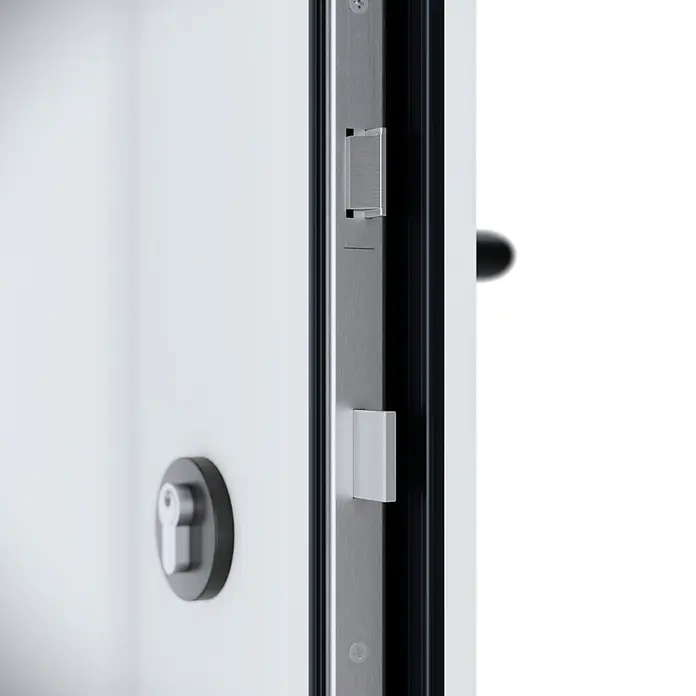 FM Türen Haustür - 110 x 210 cm, DIN Anschlag: Rechts, Weiß, Mit vertikaler Verglasung - Türschlossmechanismus aus gebürstetem Metall mit weißem Schnäpper und Schlüsselloch, sichtbar an einer angelehnten Tür.