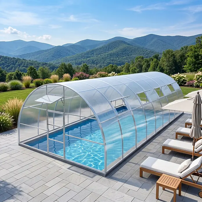 Garten Dream Poolüberdachung Nero, 10mm Polycarbonat - Passend für: Aufstellpools und eingelassene Pools, L x B x H: 800 x 500 x 300 cm - Transparente Poolüberdachung über einem Schwimmbecken mit Bergblick.