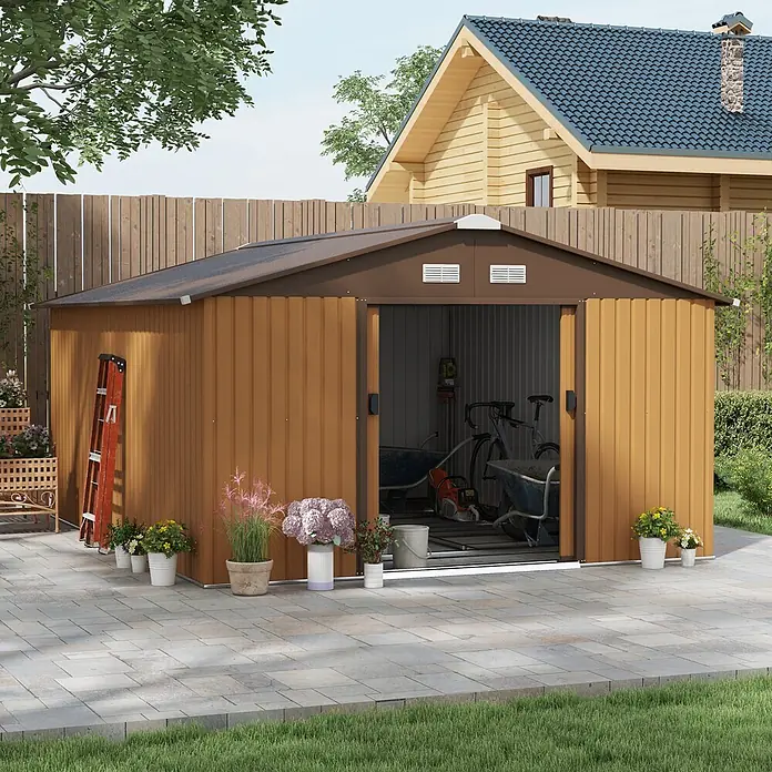 SONNENH Gerätehaus - Außenbreite inkl. Dachüberstand: 340 cm, Außentiefe inkl. Dachüberstand: 386 cm, Stahl, Gelb - Brauner Metall-Gartenschuppen mit offenen Schiebetüren auf einer Terrasse, der Werkzeuge und Ausrüstung in einem Hinterhof zeigt.