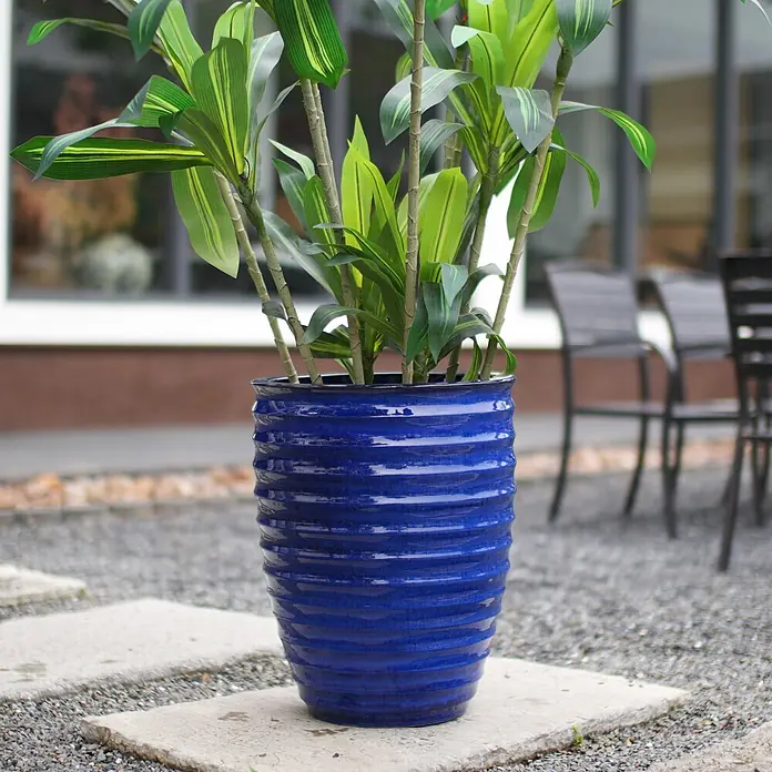 SONNENH Pflanztopf - 1 Stk., Außenmaß (Ø x H): 42 x 54 cm, Keramik, Blau - Glänzender blauer Keramikpflanztopf mit geriffelter Textur und Grünpflanze, im Freien platziert.