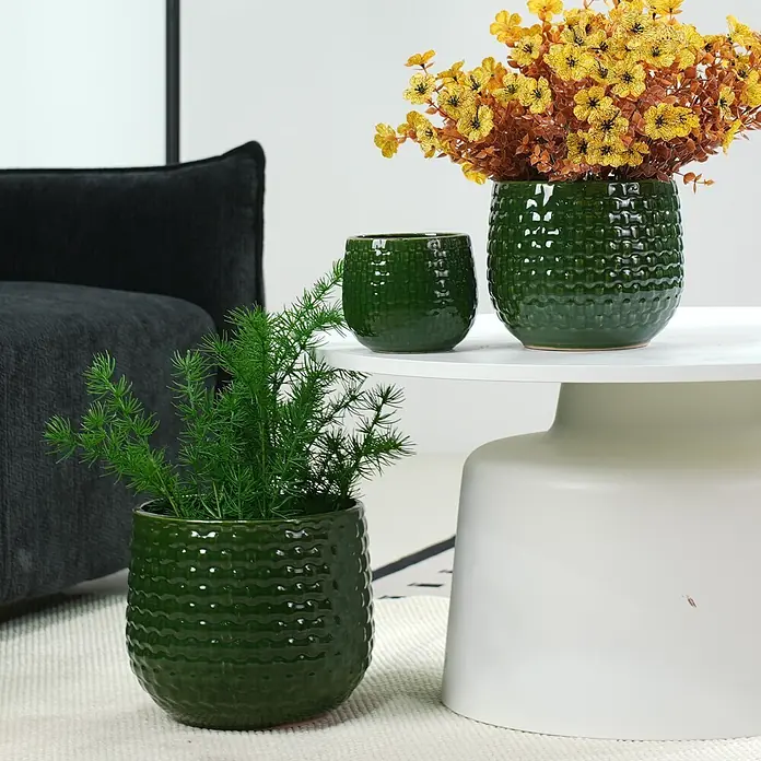 SONNENH Pflanztopf - 3 Stk., Keramik, Grün - Drei grüne Keramik-Pflanzgefäße mit Struktur, eines mit Grün, zwei mit gelben Blumen.
